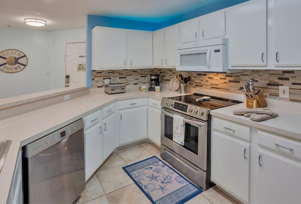 NEW 2bed2bath condo - CLEARWATER BEACH - FREE Wi-Fi and Parking Apartment in Florida