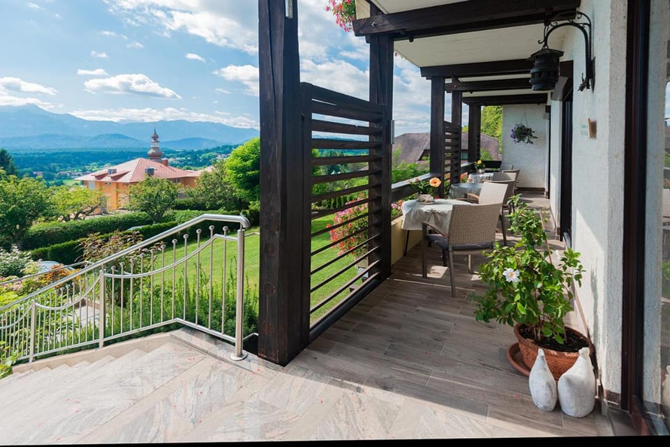 View (from property/room), Balcony/Terrace, Mountain view