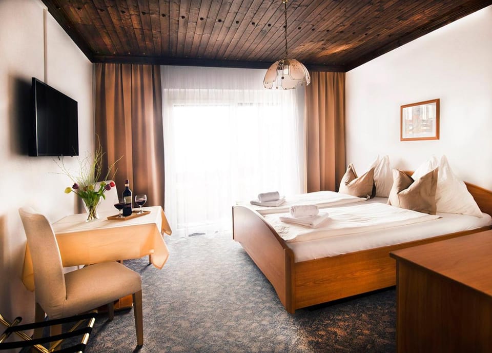 Bed, Photo of the whole room, Lake view