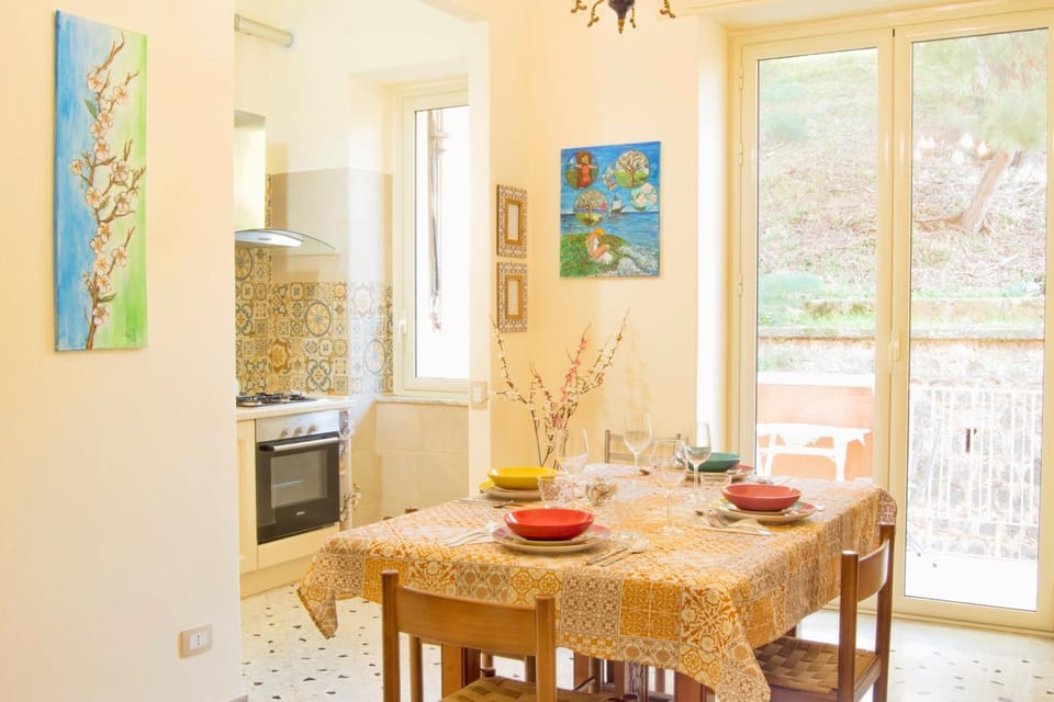 Kitchen or kitchenette, Photo of the whole room, Dining area
