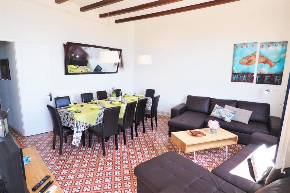 TV and multimedia, Living room, Seating area, Dining area