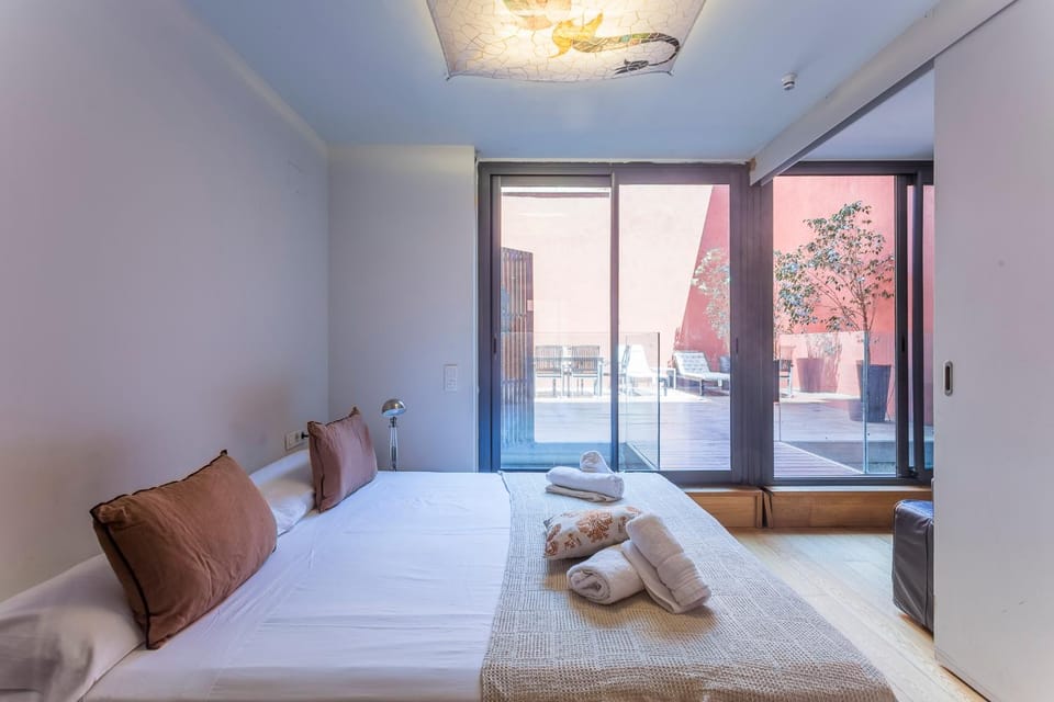 Bed, Bedroom, towels