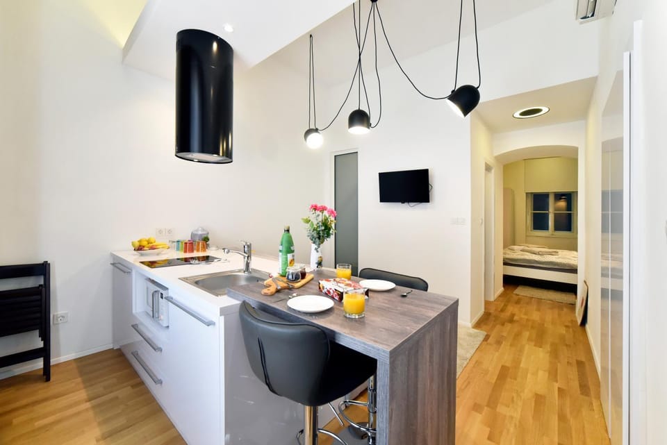 TV and multimedia, Kitchen or kitchenette, Food and drinks, Dining area
