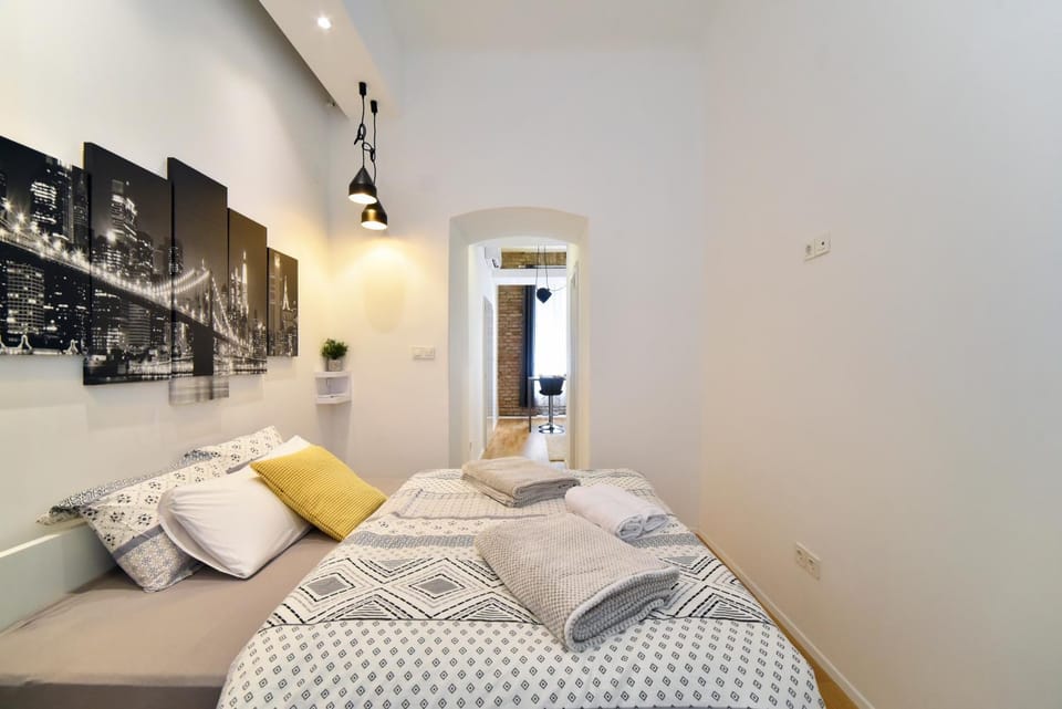 Bed, Photo of the whole room, Bedroom, towels