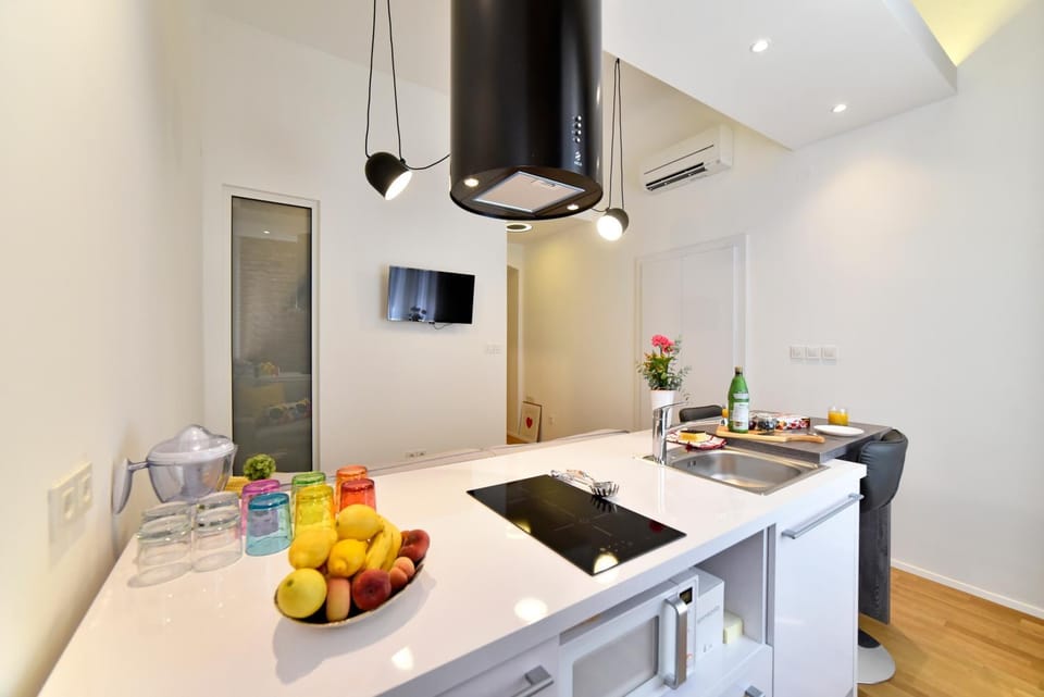 TV and multimedia, Kitchen or kitchenette, Food and drinks, Dining area, Food, stove