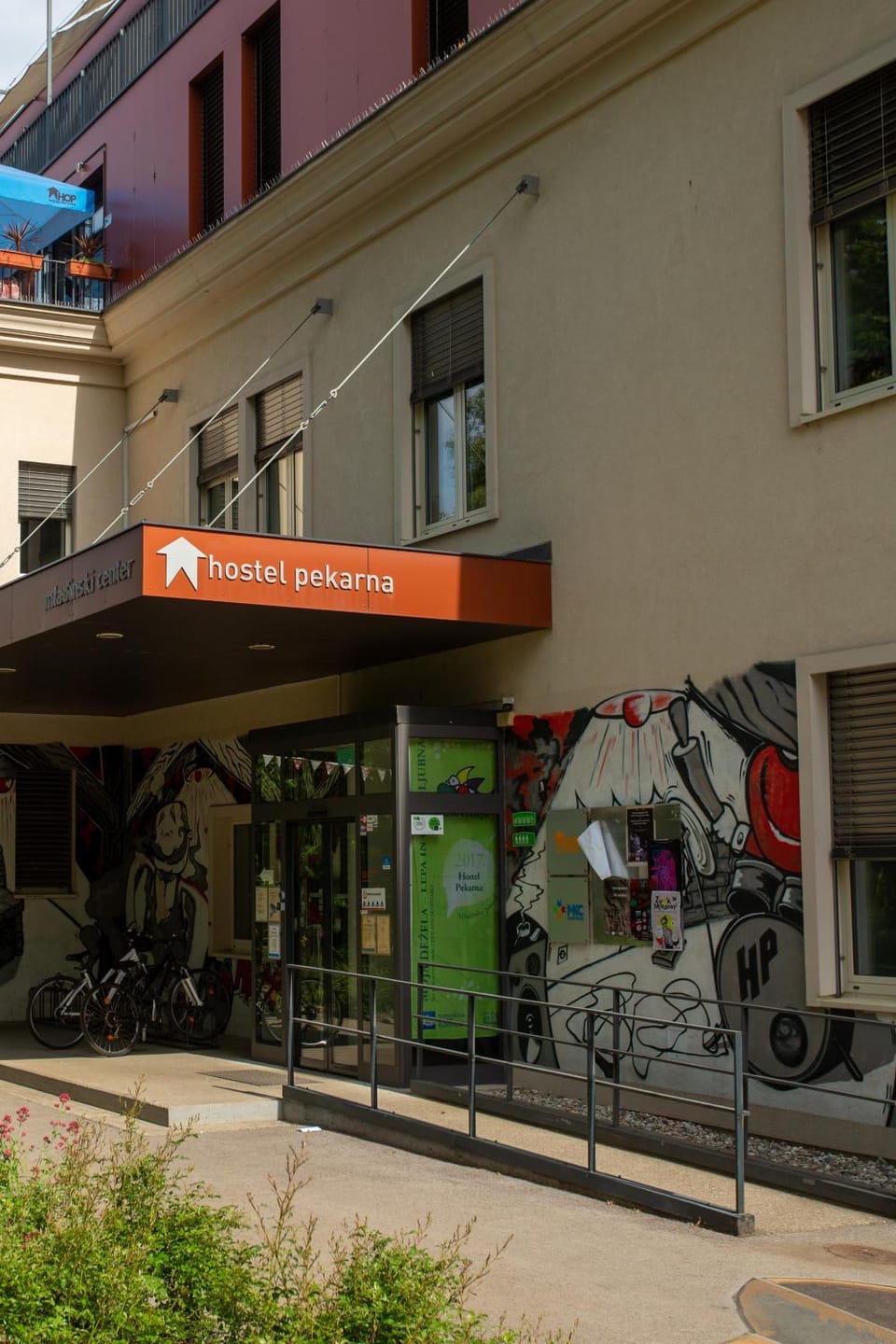 Facade/entrance