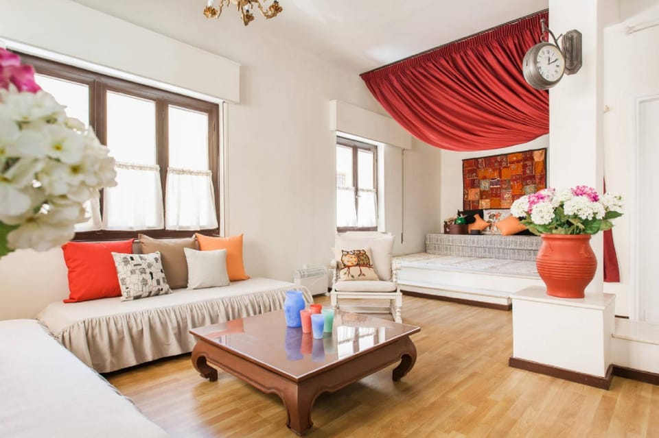 Patio, TV and multimedia, Living room, Seating area, Area and facilities