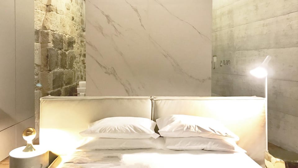 Bed, Photo of the whole room, Decorative detail, Bedroom, group of guests