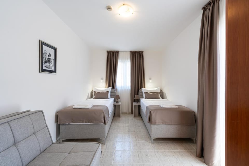 Bed, Seating area, Bedroom