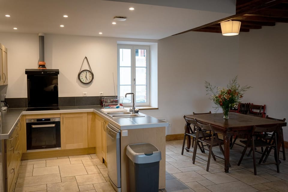 Kitchen or kitchenette, Dining area
