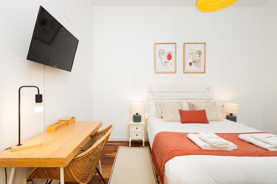 Bed, TV and multimedia, Bedroom