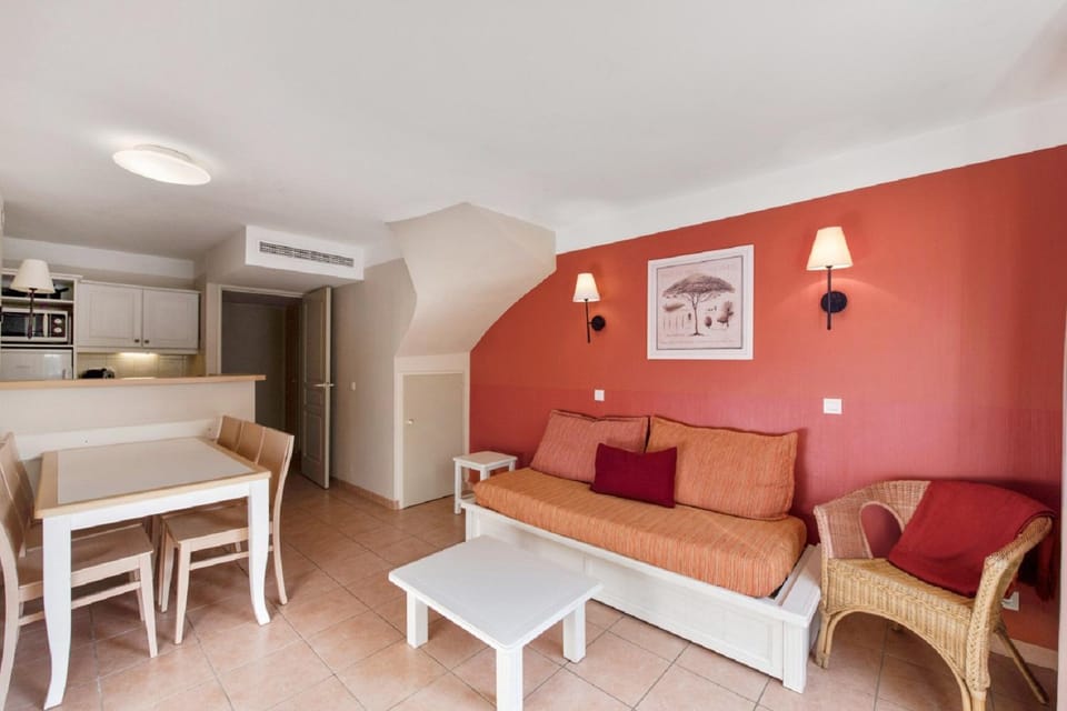 Bed, Kitchen or kitchenette, Living room, Dining area