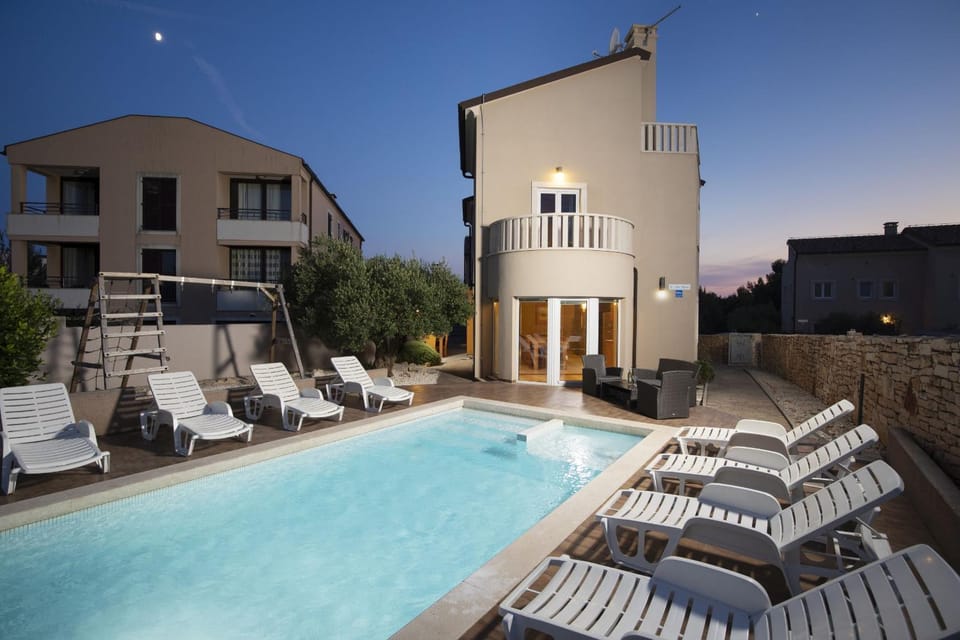 Property building, Swimming pool, sunbed