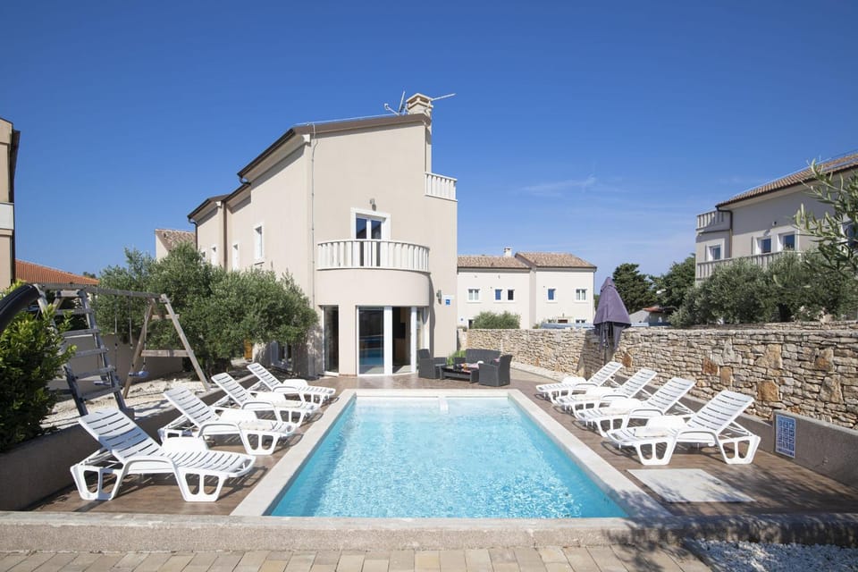 Property building, Swimming pool, sunbed