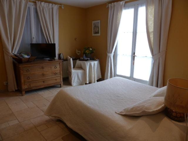 Bed, TV and multimedia, Photo of the whole room, Bedroom