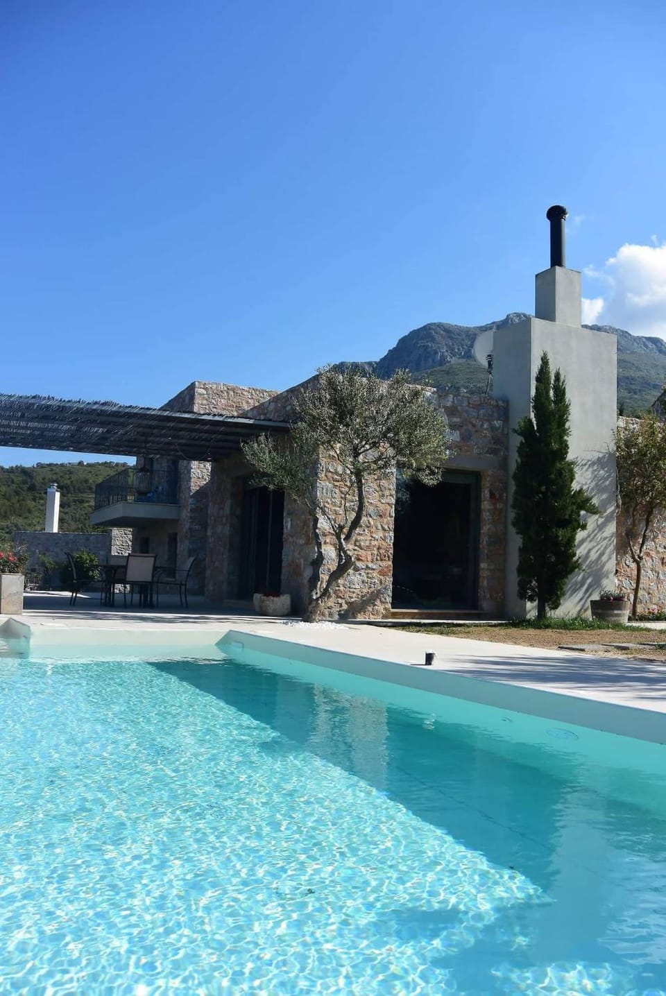 Property building, Day, Natural landscape, Mountain view, Pool view, Swimming pool, Swimming pool, sunbed