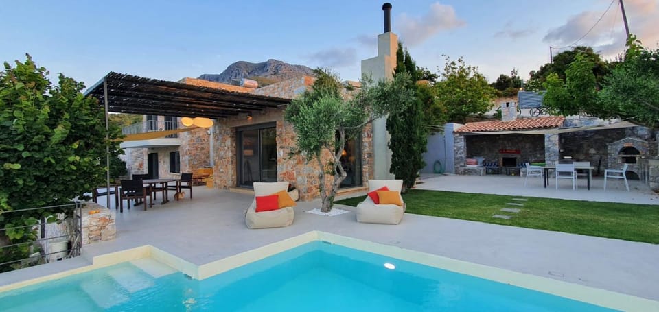 Property building, Natural landscape, Garden view, Mountain view, Pool view, Swimming pool, sunbed