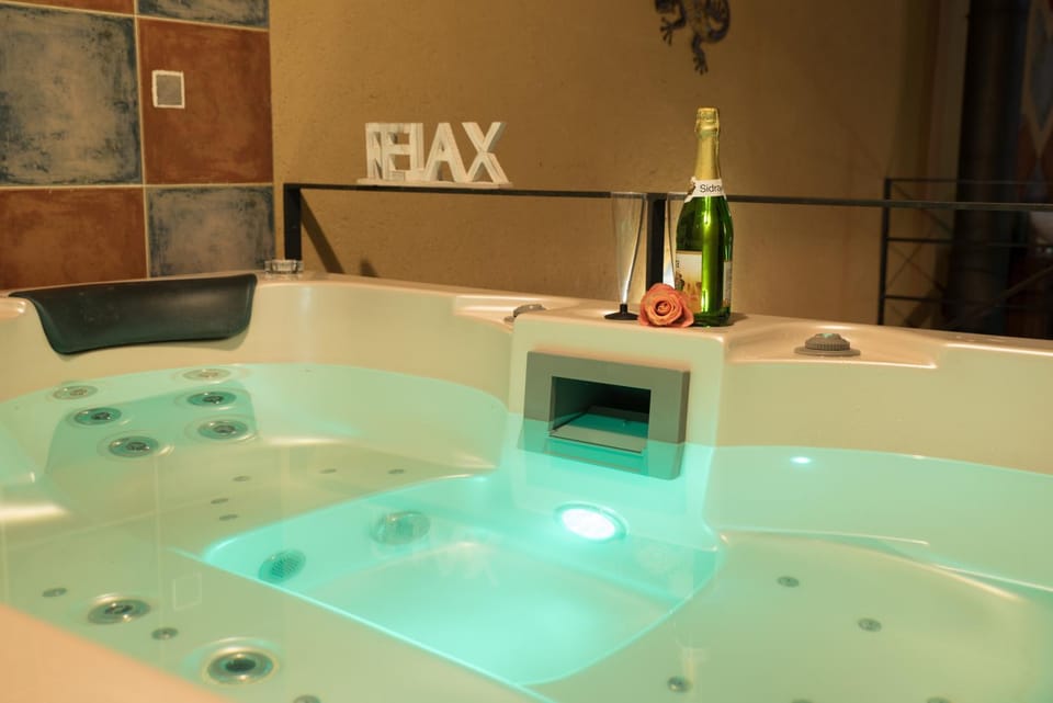 Hot Tub, Spa and wellness centre/facilities