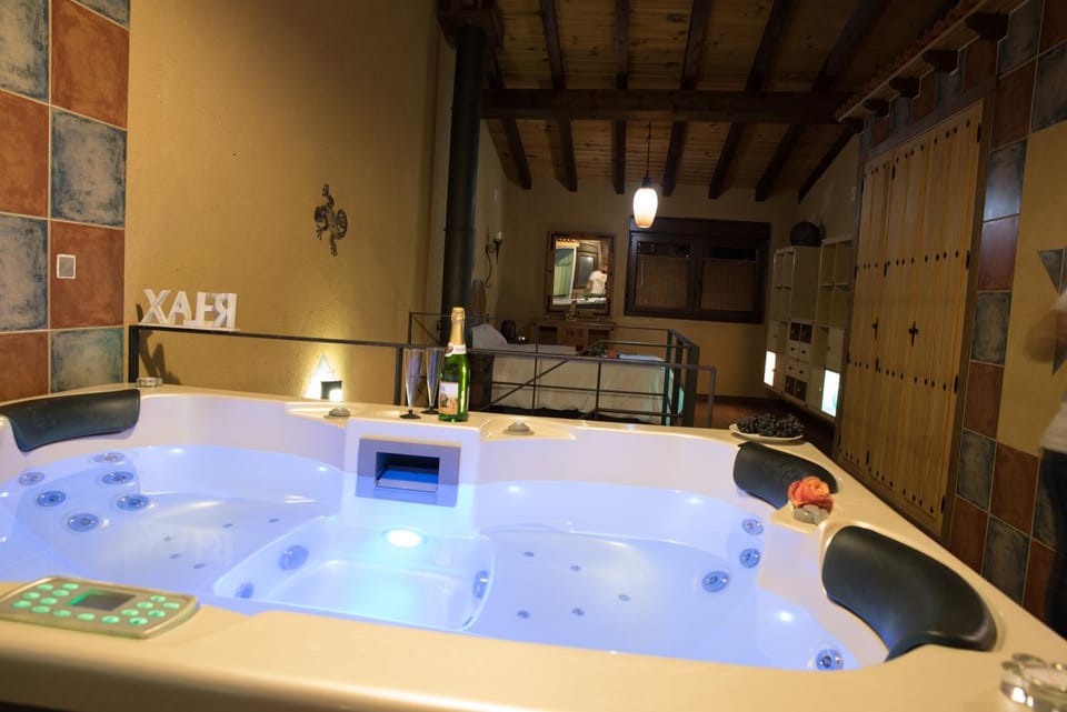 Hot Tub, Photo of the whole room