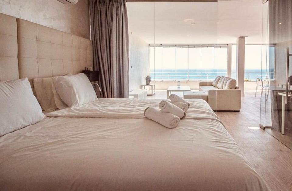 Photo of the whole room, Bedroom, towels