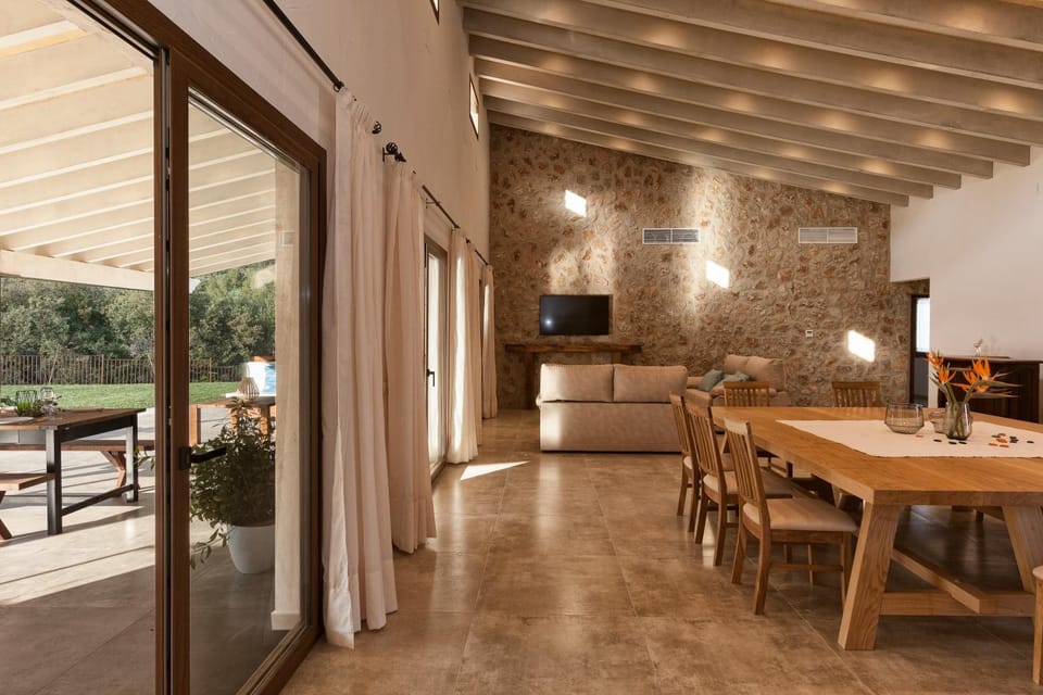 Property building, TV and multimedia, Balcony/Terrace, Living room, Seating area, Dining area