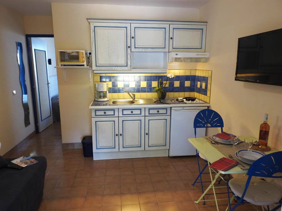 Kitchen or kitchenette, Decorative detail, Dining area