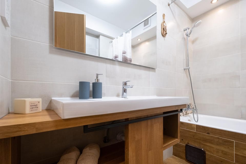 Bathroom, Bath