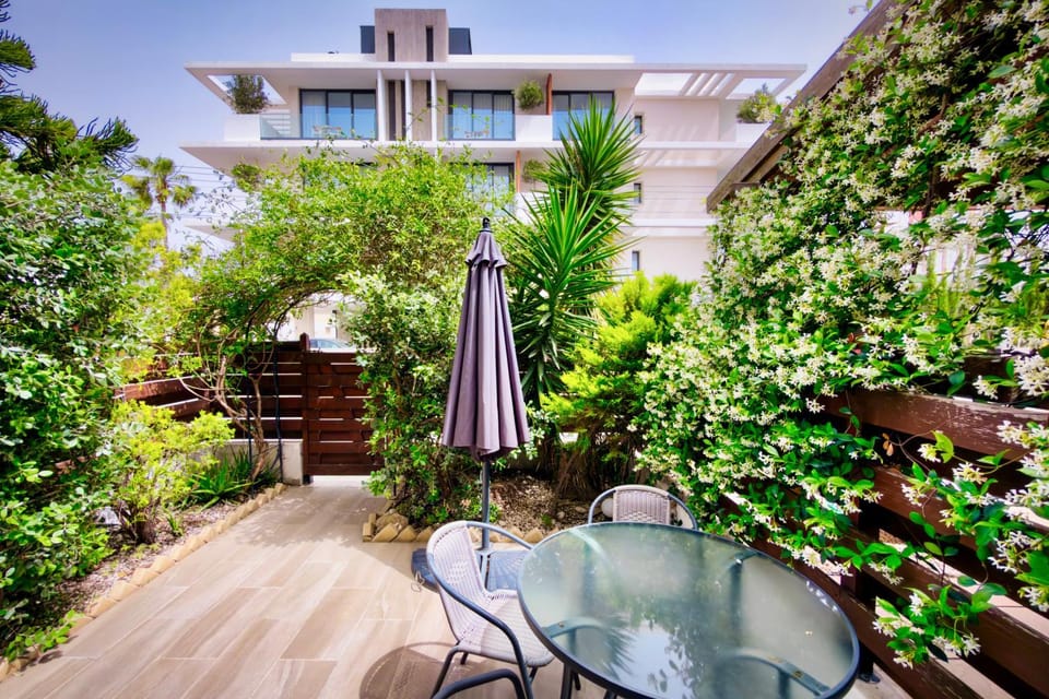 Patio, Facade/entrance, Garden, Seating area, Dining area