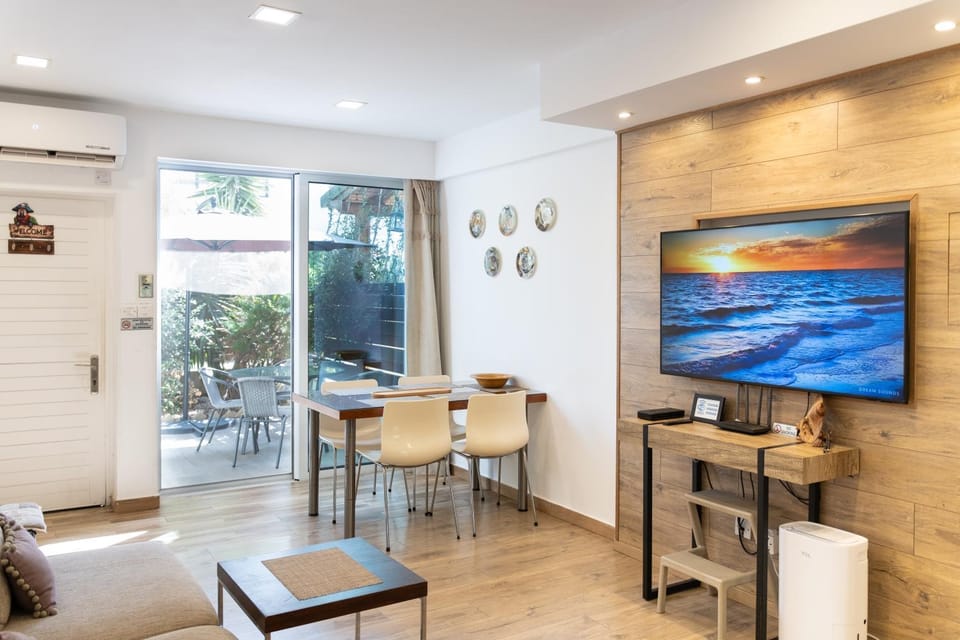 TV and multimedia, Living room, Seating area, Dining area, air conditioner