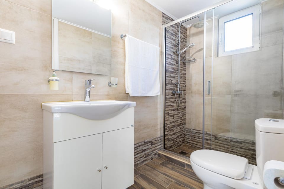 Shower, Toilet, Bathroom, towels