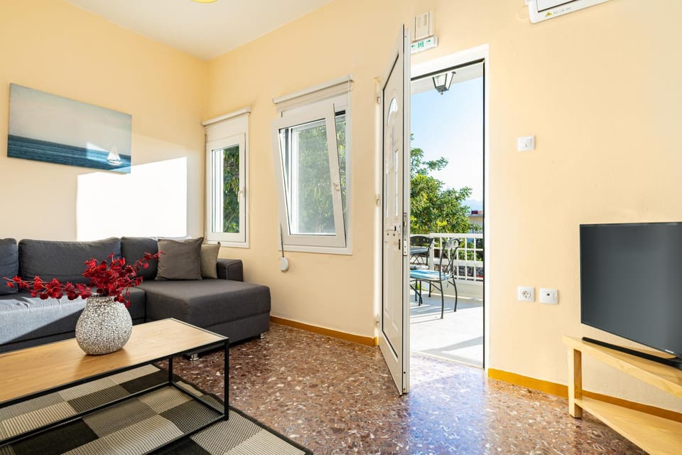 TV and multimedia, Balcony/Terrace, Living room, Seating area, air conditioner