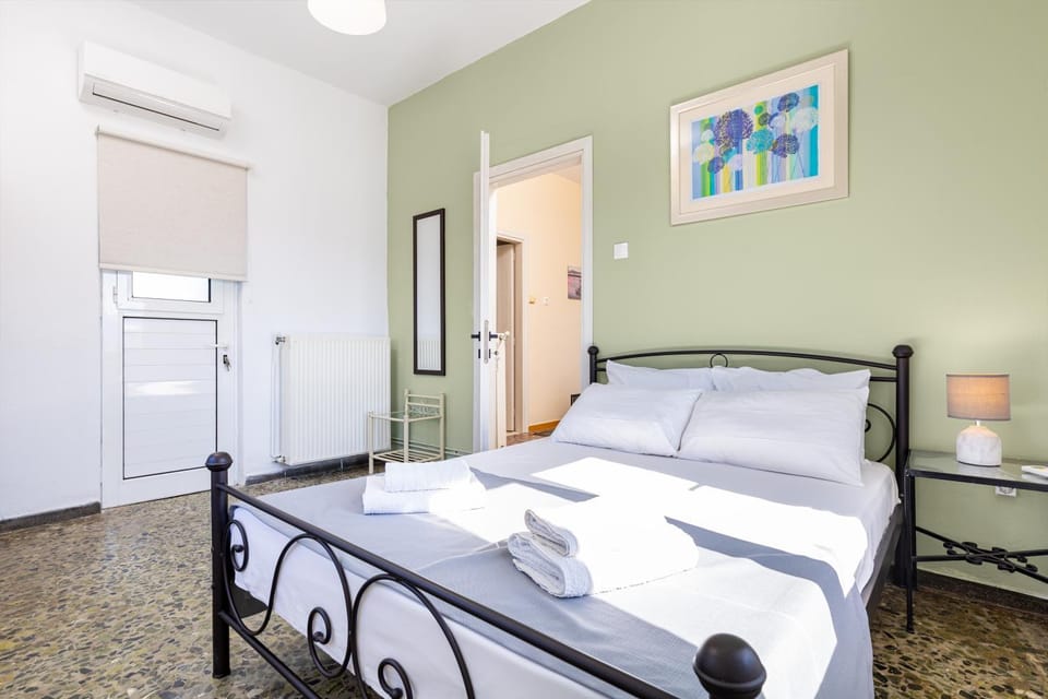 Bed, Photo of the whole room, Bedroom, towels, wardrobe, air conditioner