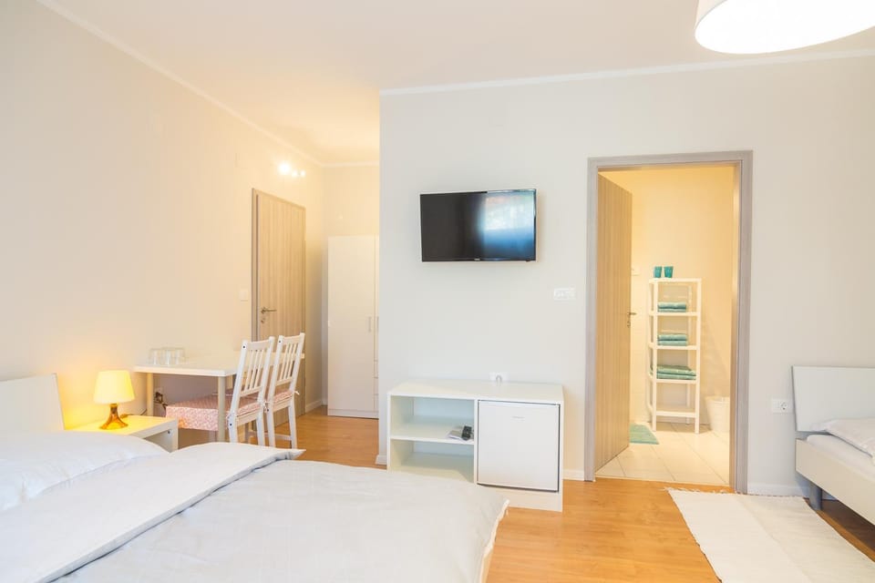 Bed, TV and multimedia, Photo of the whole room
