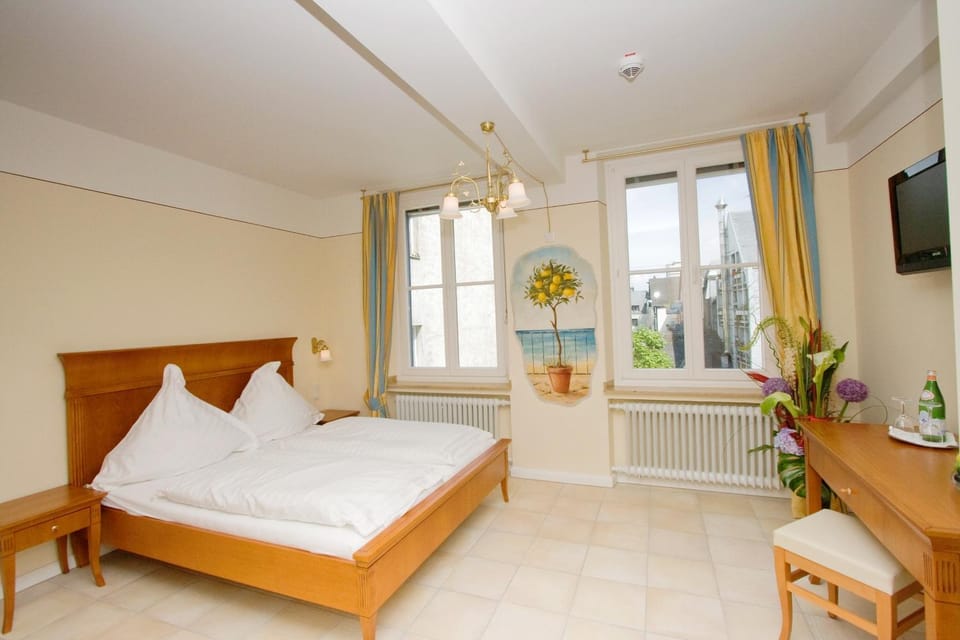 Bed, Photo of the whole room, Seating area