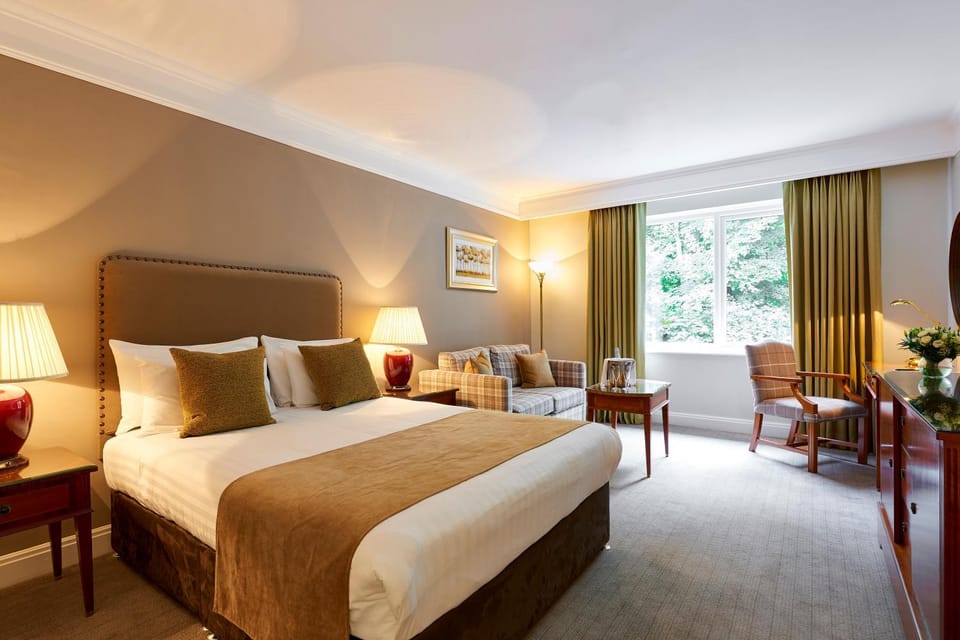 Bed, Seating area, Bedroom, Garden view, Alcoholic drinks