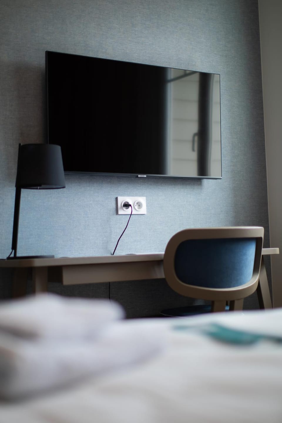 Bed, TV and multimedia, Bedroom, hair dresser