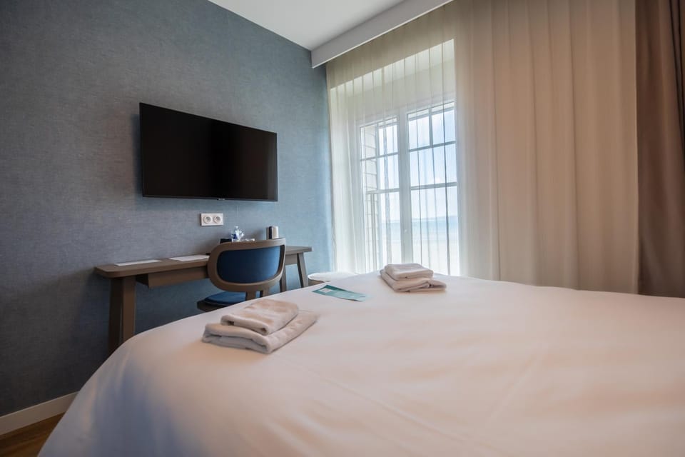 Bed, TV and multimedia, Photo of the whole room, Bedroom, hair dresser, towels