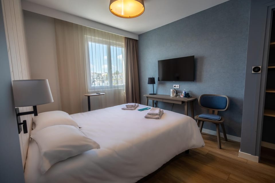 Bed, TV and multimedia, Photo of the whole room, Bedroom, hair dresser