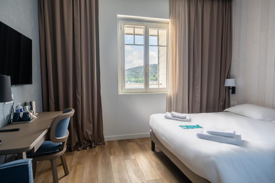 Bed, TV and multimedia, Photo of the whole room, Bedroom, hair dresser, towels