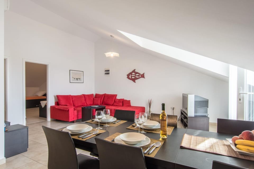 Photo of the whole room, Seating area