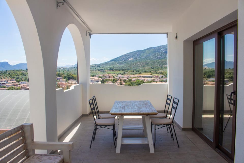 Patio, Balcony/Terrace, Dining area, Mountain view