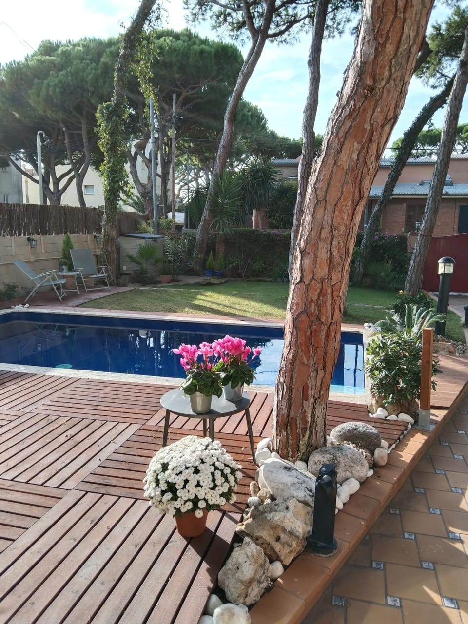 Property building, Garden, Garden view, Swimming pool