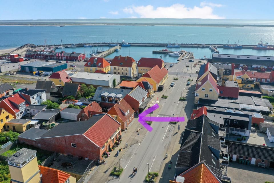 Restaurant/places to eat, Fishing, Beach, Shopping Area, Location