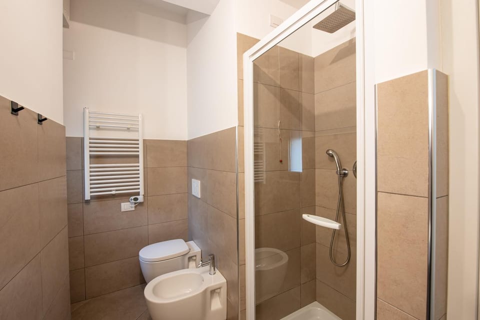 Shower, Toilet, Bathroom, bidet, towels
