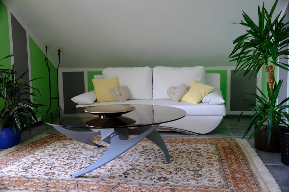 Photo of the whole room, Decorative detail
