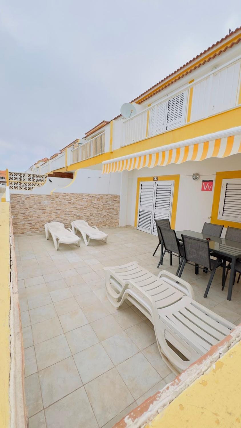 Property building, Patio, Day, Balcony/Terrace, sunbed