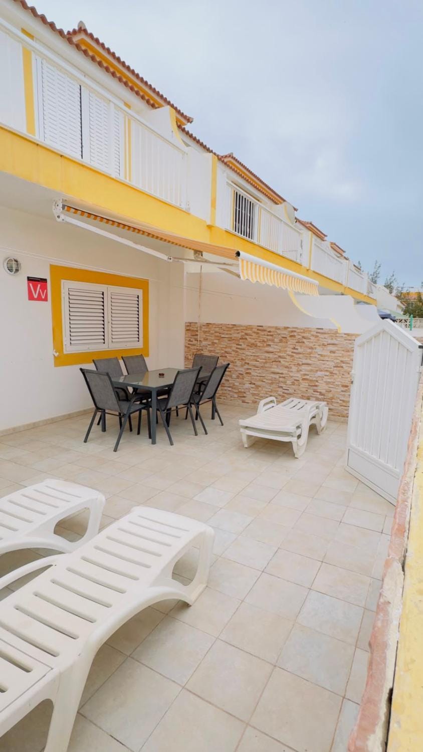Property building, Patio, Day, Balcony/Terrace, sunbed