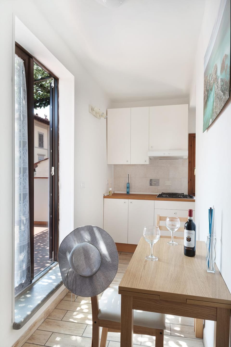 Kitchen or kitchenette, Dining area