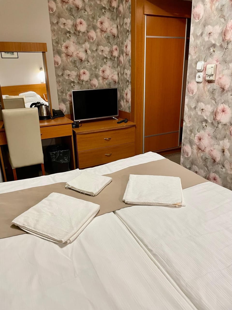 Bed, TV and multimedia, Bedroom, hair dresser, wardrobe