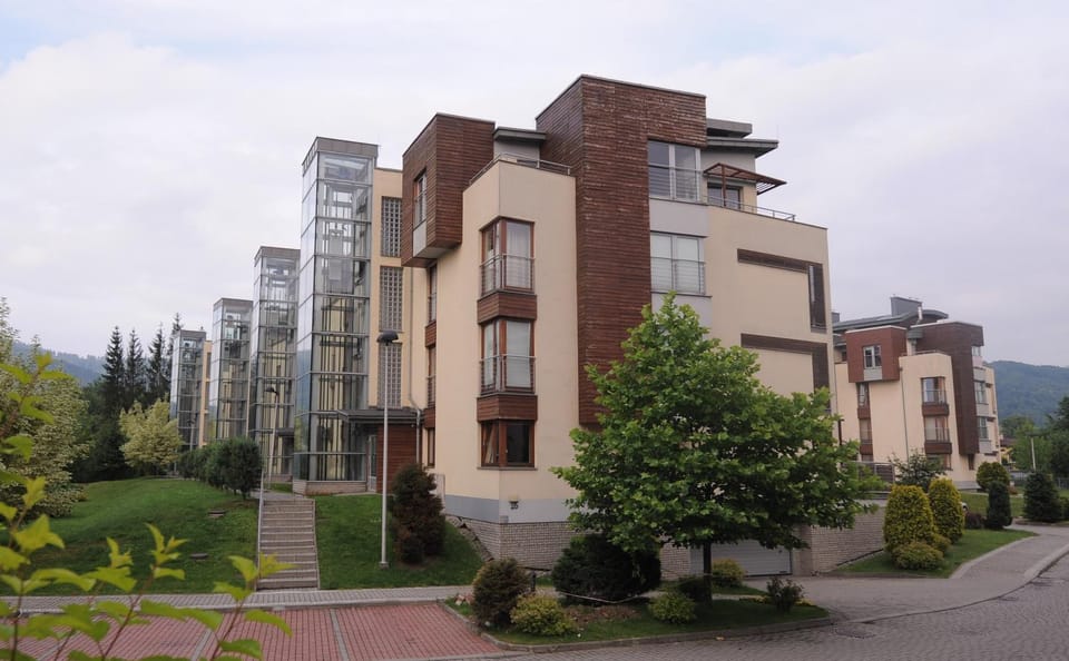 Facade/entrance, Balcony/Terrace, Floor plan, Street view, Area and facilities